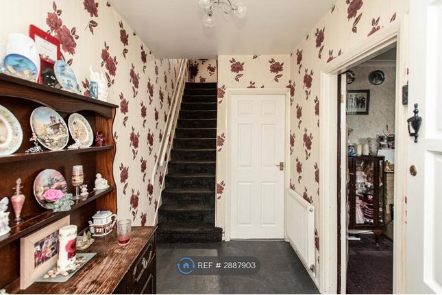 Gleneagles Close, South Oxhey, Watford photo 2