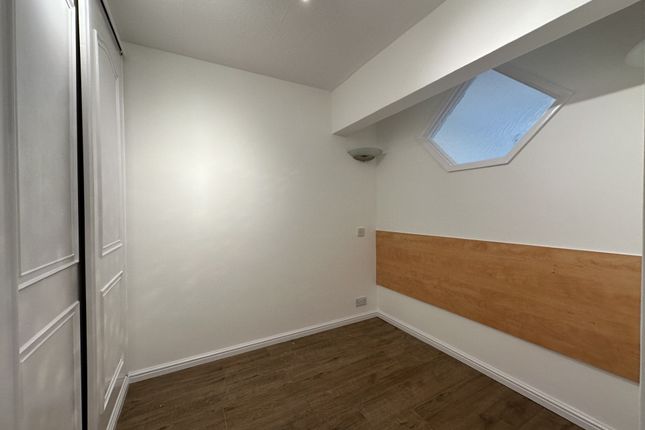 Flat to rent in Glasgow House, Maida Vale, London