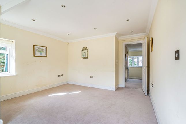 Flat 5 Heathside, Burnhams Road, Leatherhead photo 3