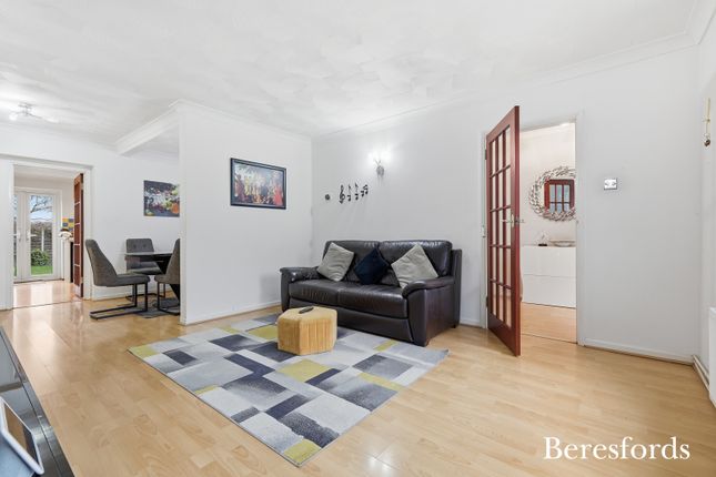 2, Shaw Crescent, Brentwood photo 2