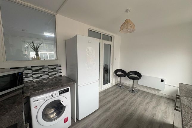 13, Milton Court, Loughborough photo 4