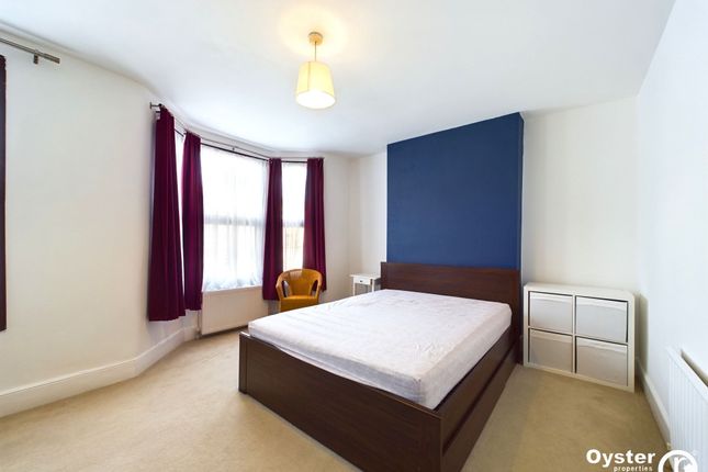 Flat to rent in Clements Road, London
