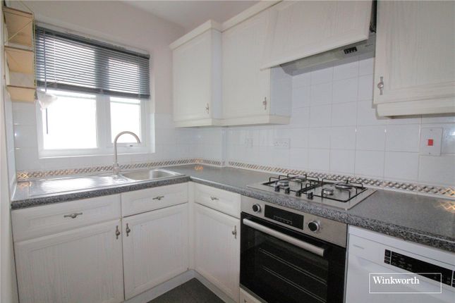 61, Kensington Way, Hertfordshire photo 2