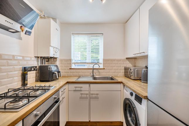 4, Neville Close, Banstead photo 4