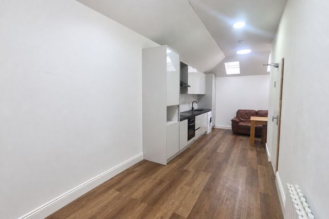 19-B Ashurst Drive, Ilford photo 2
