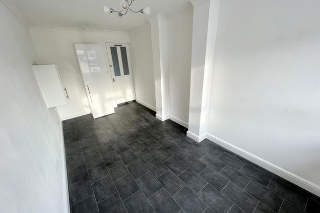 Town house for sale in Beverley Close, Gillingham