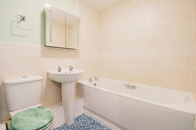 Flat for sale in Lawrence Square, York