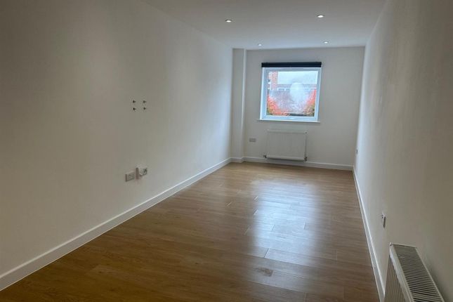 Flat to rent in Station Road, Netley Abbey, Southampton