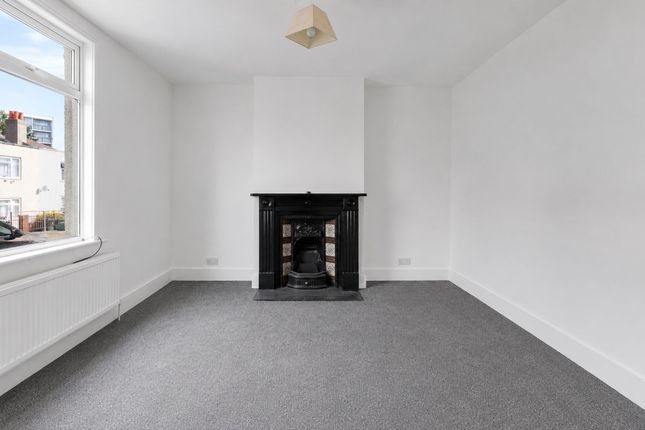 99 Crescent Road, London photo 3