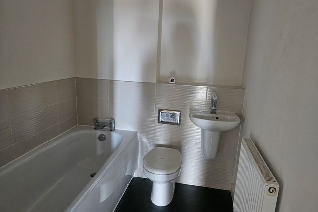 14, Red Hall Avenue, Wakefield photo 5