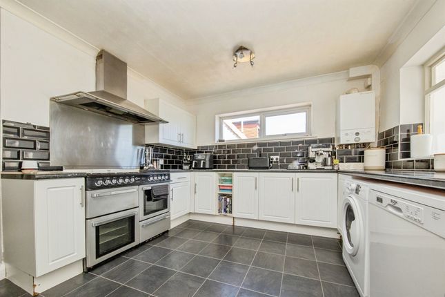Applecross, Victoria Avenue, FRINTON-ON-SEA photo 4