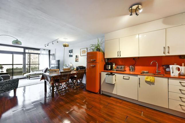 Flat 138, Andrewes House, Barbican, London photo 4
