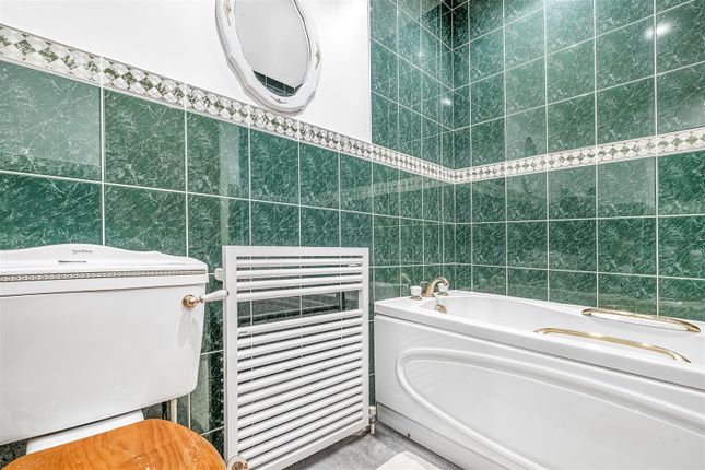 Town house for sale in Pine Grove, London