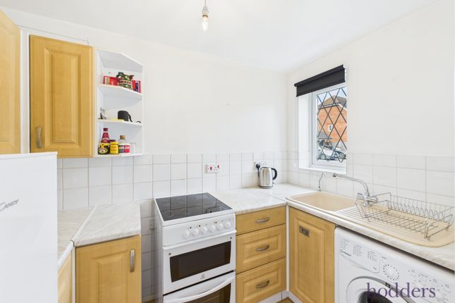 8, Wakefield Close, West Byfleet photo 3