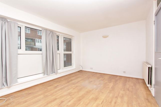 Thumbnail Flat for sale in Approach Close, London
