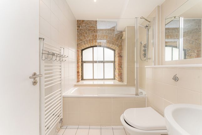 Flat for sale in Old Ford Road, London