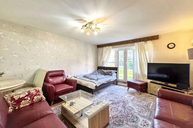 Flat 75, Geneva Court, London photo 2