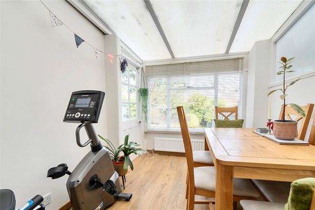 108, Derwent Avenue, Barnet photo 4