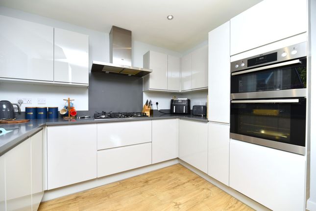 18 Park Close, Huntingdon photo 3