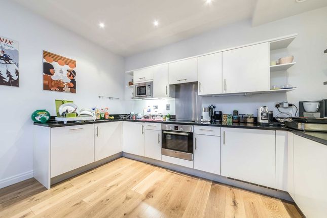 Flat 101, 130, Clapham Common South Side, London photo 4