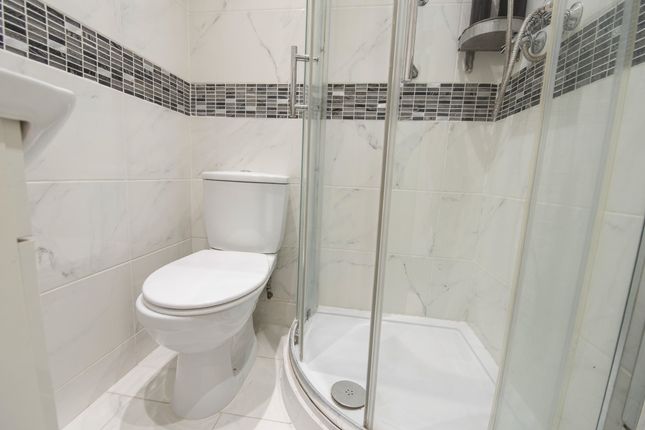 Flat 1, 2A, Gloucester Road, Feltham photo 4