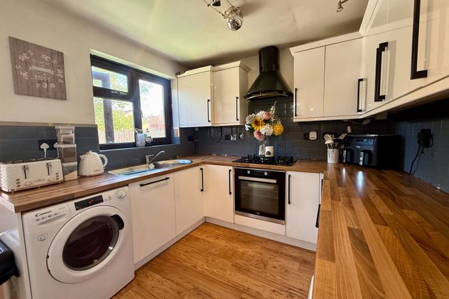 15, School Close, Swadlincote photo 4