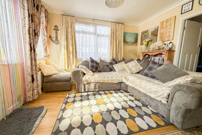 9, Midway, Jaywick photo 4