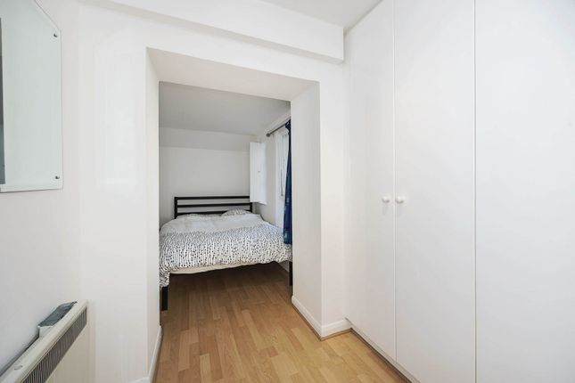 Flat for sale in St George`S Square, London
