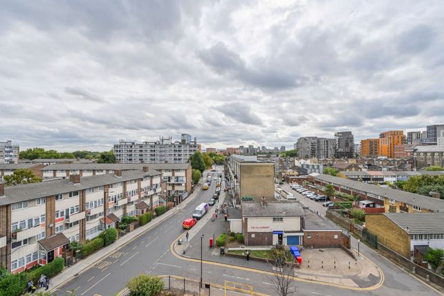 Comyns Close, Canning Town photo 4