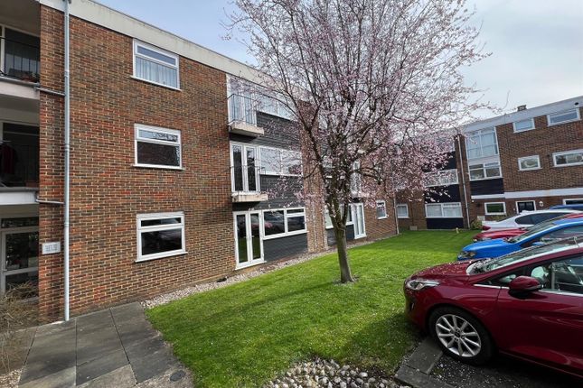 Thumbnail Flat to rent in Hutton Road, Shenfield, Brentwood