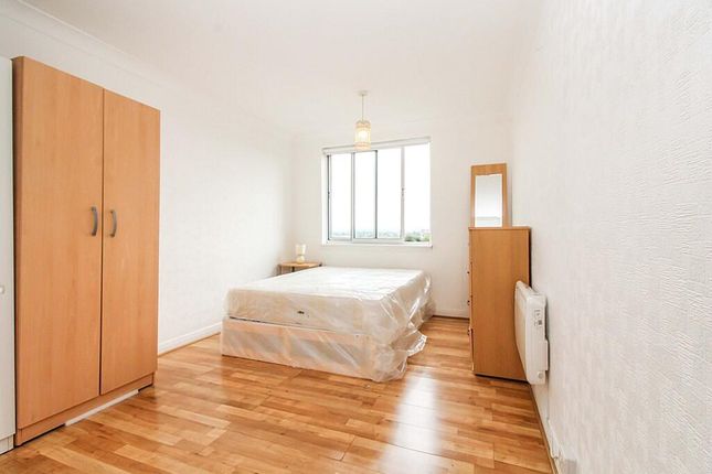32 Tenbury Close, London photo 3