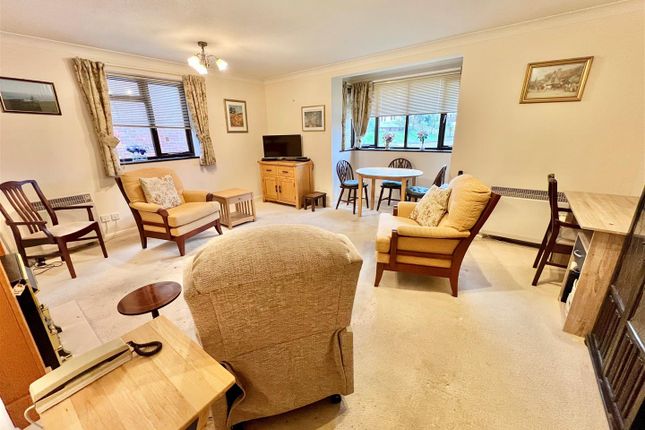Flat 3, Bowbridge Court, Hooke Hill, Freshwater photo 2