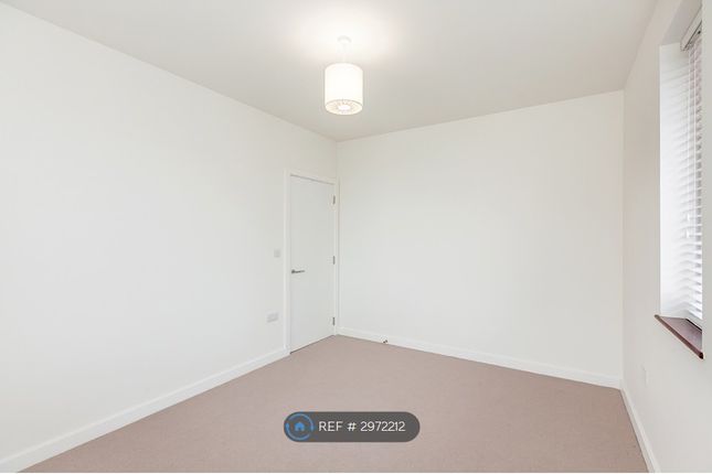 Flat, Beaumont House Hanworth Lane, Chertsey photo 5