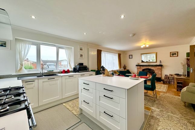 27, Ranworth Drive, Great Yarmouth photo 2