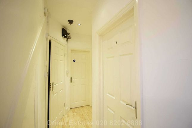 Front Room, Clovelly Ave, London photo 4