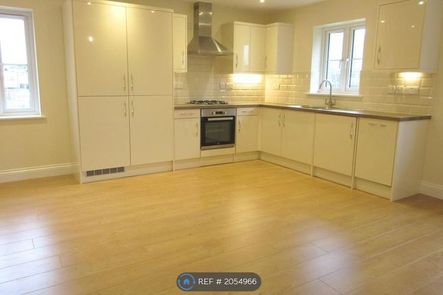 Flat to rent in Plumberow Avenue, Hockley