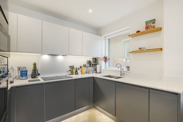 Flat Flat 202, 17, Halo Court, Rookwood Way, London photo 4