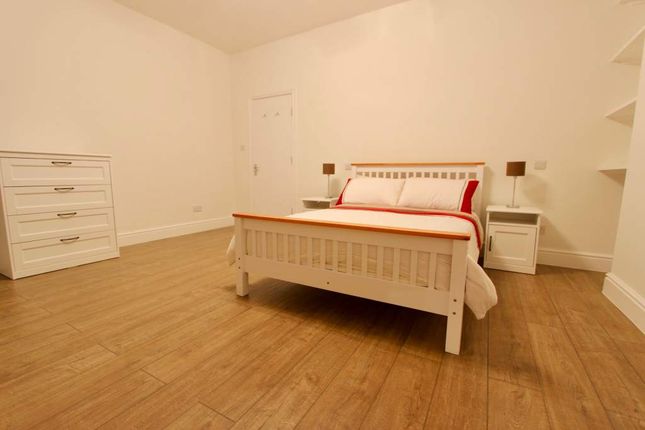 Terraced house to rent in Warwick Road, London