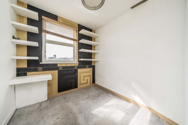 Flat for sale in High Street, London