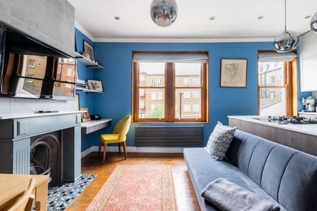 Flat for sale in Daventry Street, London