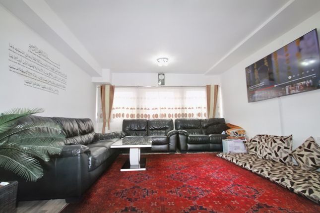1-bed flat on Flat 8, Fairlie House Pantile Walk, Uxbridge, £230,000