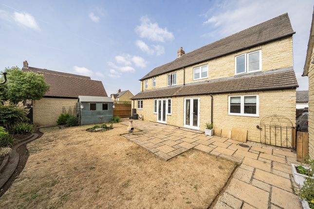 2, Barley Crescent, Carterton photo 2