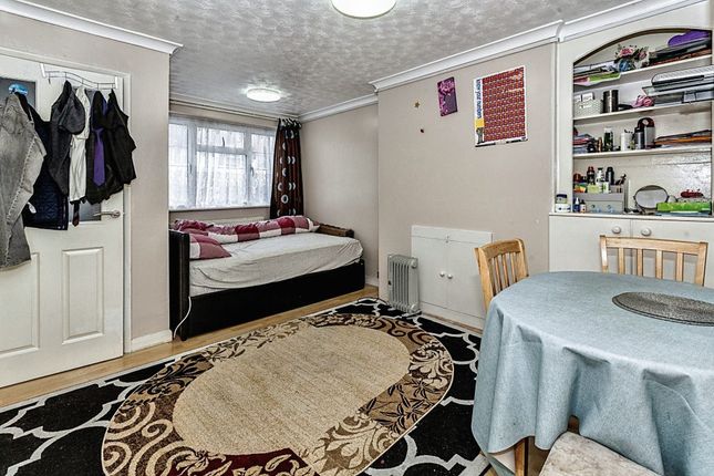 Flat for sale in Cornwall Avenue, Slough
