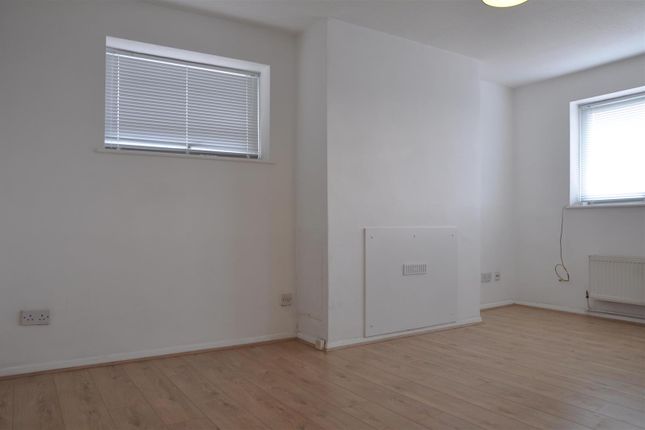 Flat to rent in Swallow Drive, Northolt