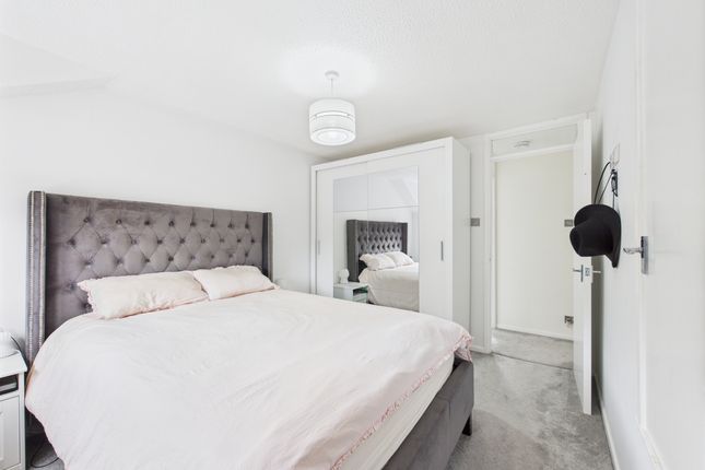 8 Barkus Way, High Wycombe photo 4