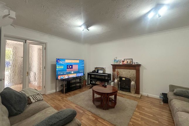 29 Hindemith Gardens, Milton Keynes photo 3