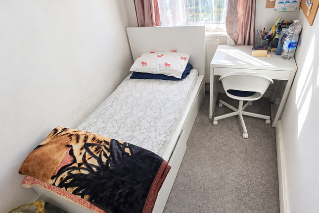 34 Hainault Road, Romford photo 4