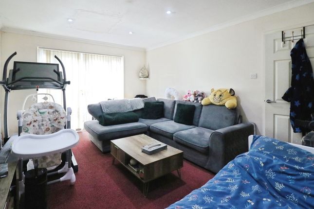 14, Rochfords Gardens, Slough photo 5