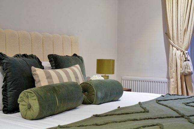 Quiet Hertford St Flat | Mayfair | Lift, Hertford Street, London photo 2