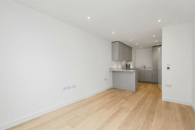Flat for sale in Pinnacle Apartments, Saffron Central Square, Croydon